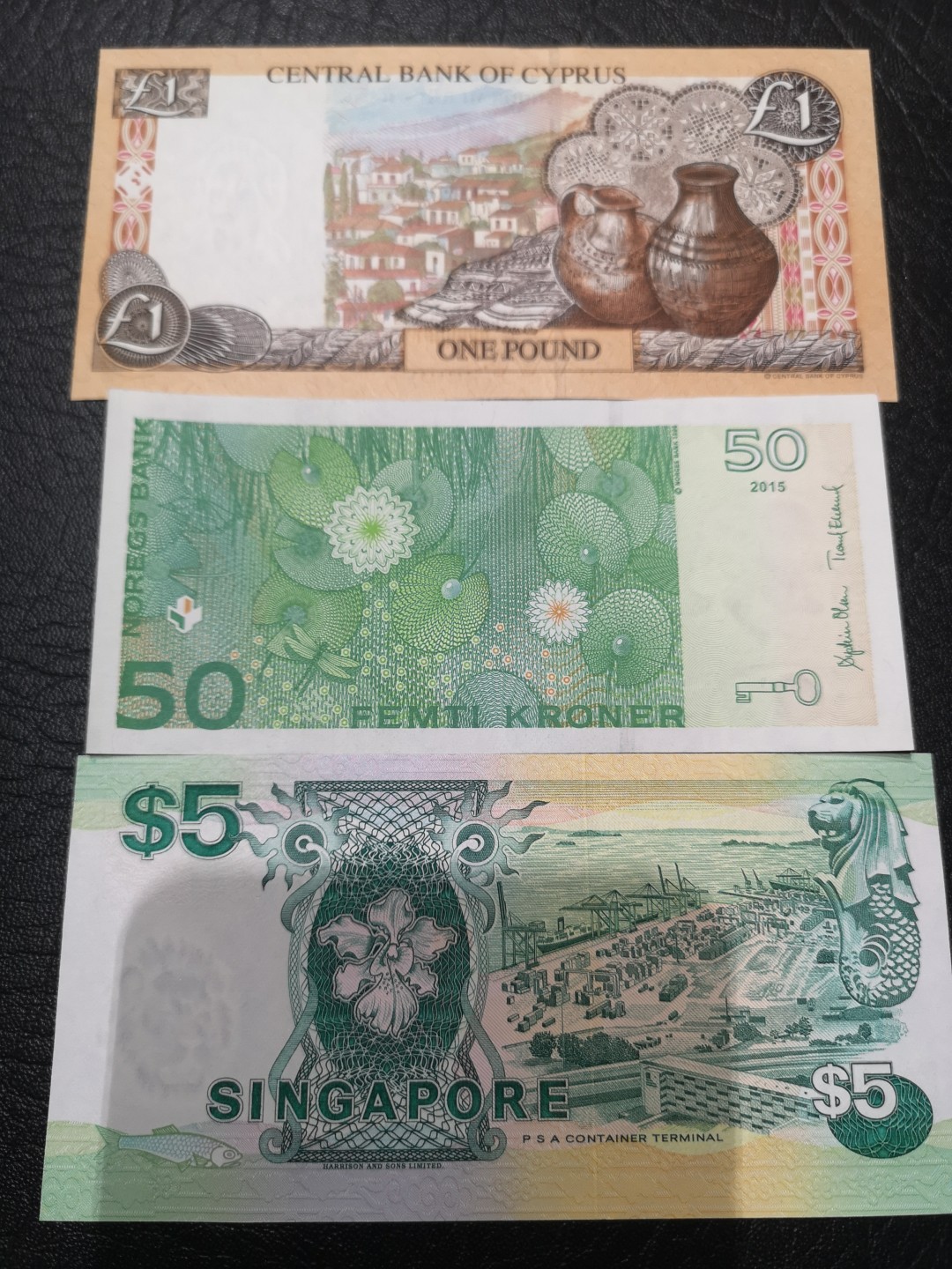 《外钞收藏家》第一百九十一期 塞浦路斯1里拉、瑞典50克朗、新加坡船版5元三张一起 全新UNC