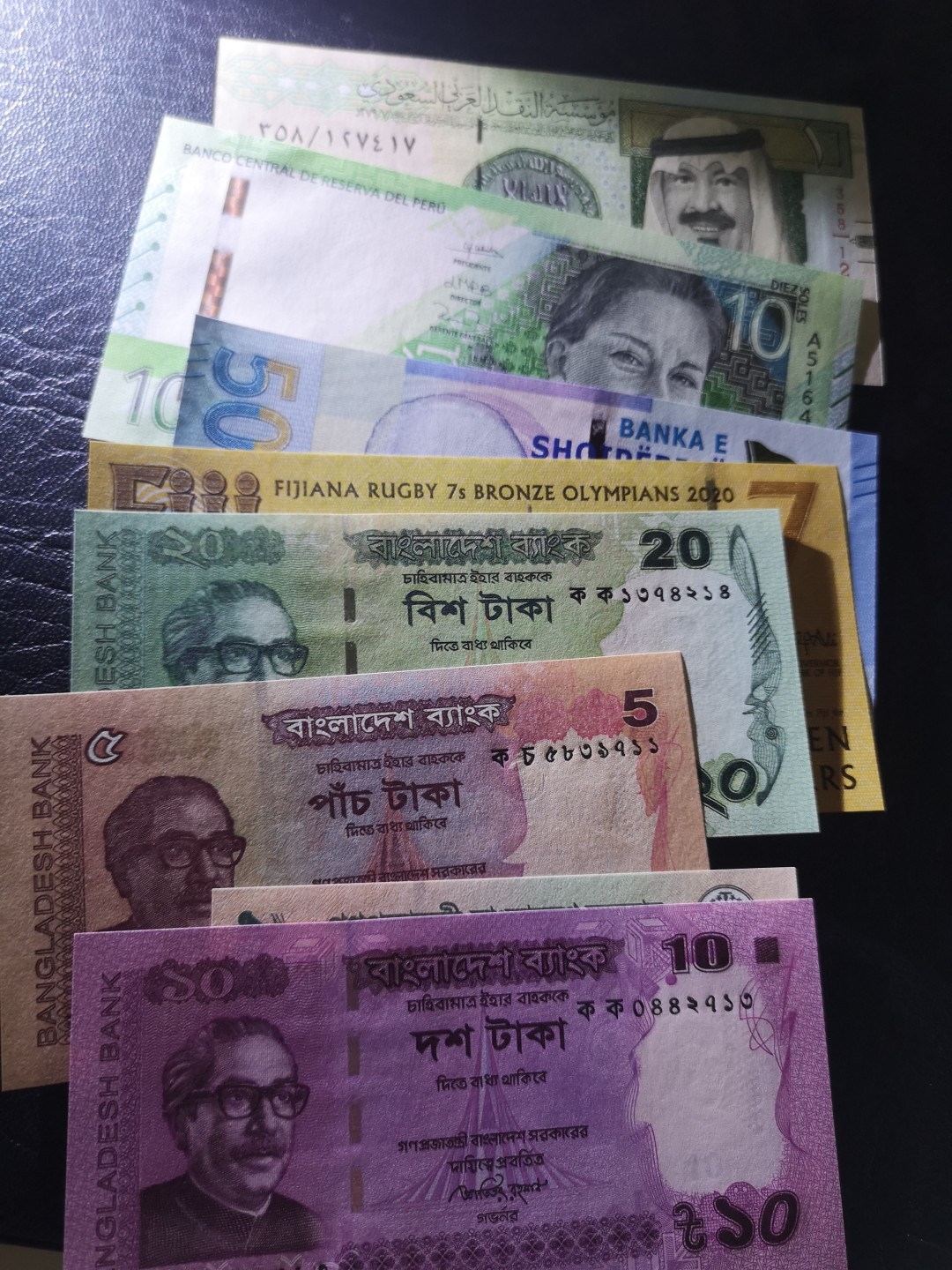 《外钞收藏家》第一百九十一期 五个国家八张纸币 全新UNC