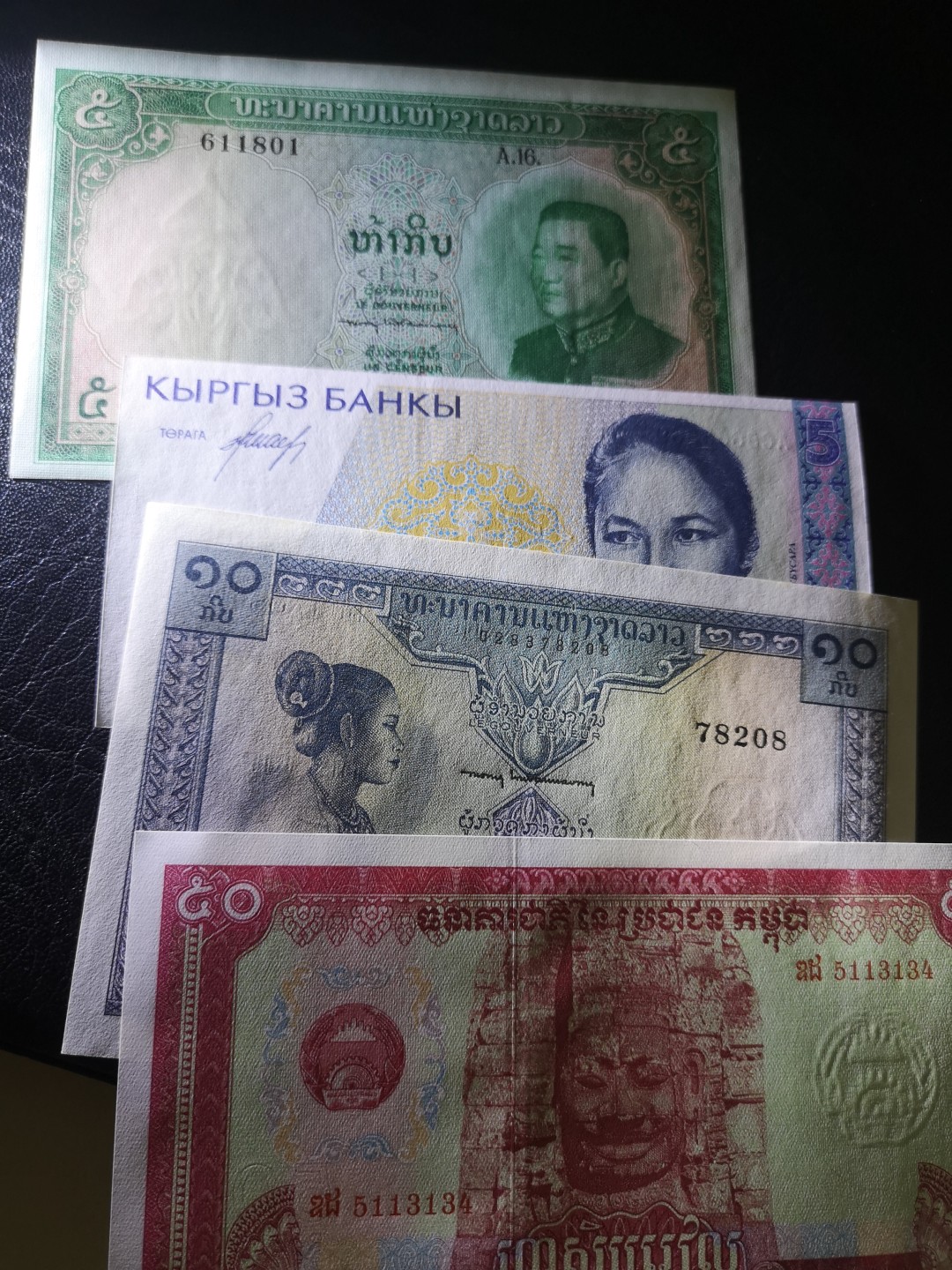 《外钞收藏家》第一百九十一期 老挝三张加捷尔吉斯坦 一起 全新无折 但是都有星星点点潮点
