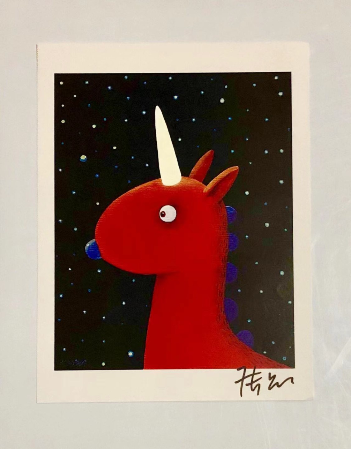 零元拍：艺术家张占占亲笔签名经典红色小熊PUPU复制原画。拍品不含装裱及小熊摆件