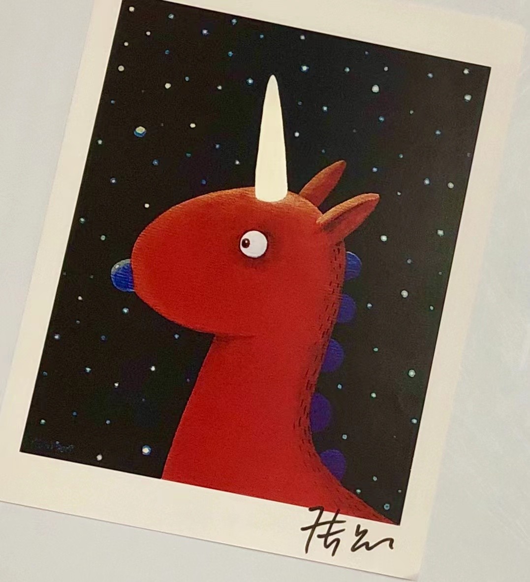 零元拍：艺术家张占占亲笔签名经典红色小熊PUPU复制原画。拍品不含装裱及小熊摆件
