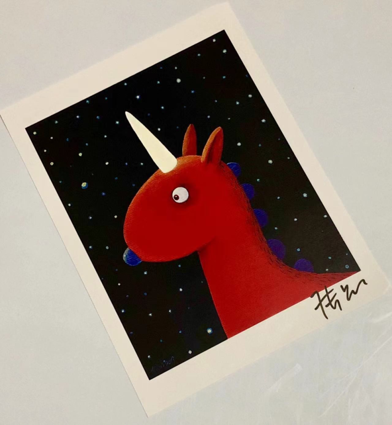 零元拍：艺术家张占占亲笔签名经典红色小熊PUPU复制原画。拍品不含装裱及小熊摆件