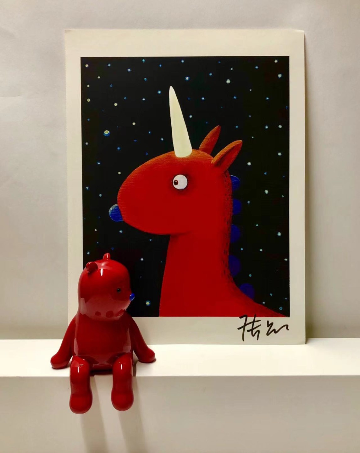 零元拍：艺术家张占占亲笔签名经典红色小熊PUPU复制原画。拍品不含装裱及小熊摆件
