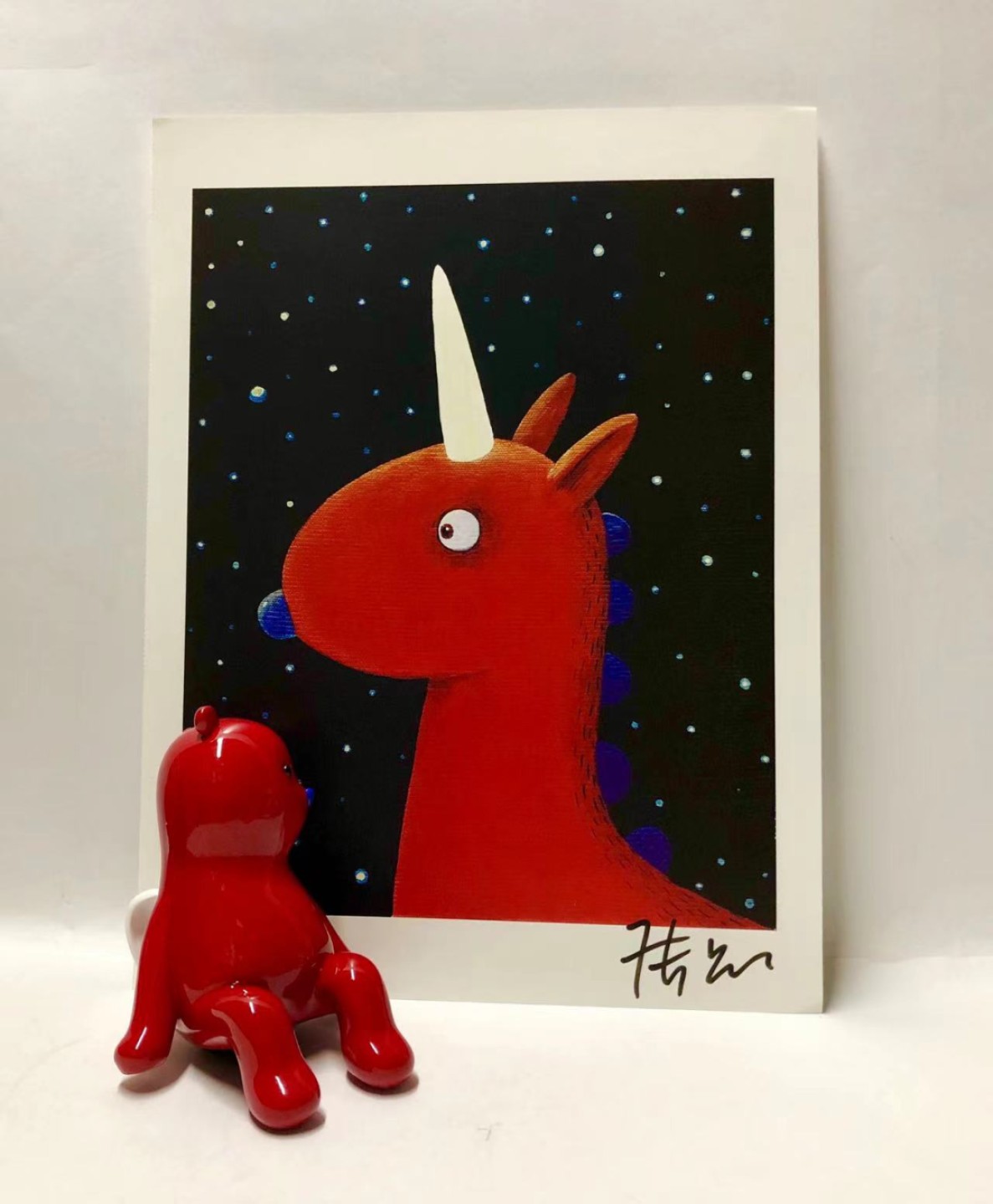 零元拍：艺术家张占占亲笔签名经典红色小熊PUPU复制原画。拍品不含装裱及小熊摆件