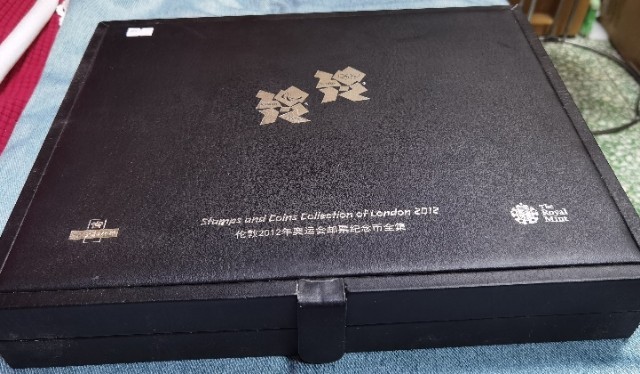 北京马甸外国钱币专卖微拍第八十一期，非贵金属流通币，纪念币专场，陆续上新，欢迎关注     2012年英国伦敦奥运会钱币，纪念章，邮票全集精装豪华礼盒包装：其中29枚亚克力封装全套纪念币，30枚邮票，8枚微章，总重量达5公斤左右，中拍者包邮。 