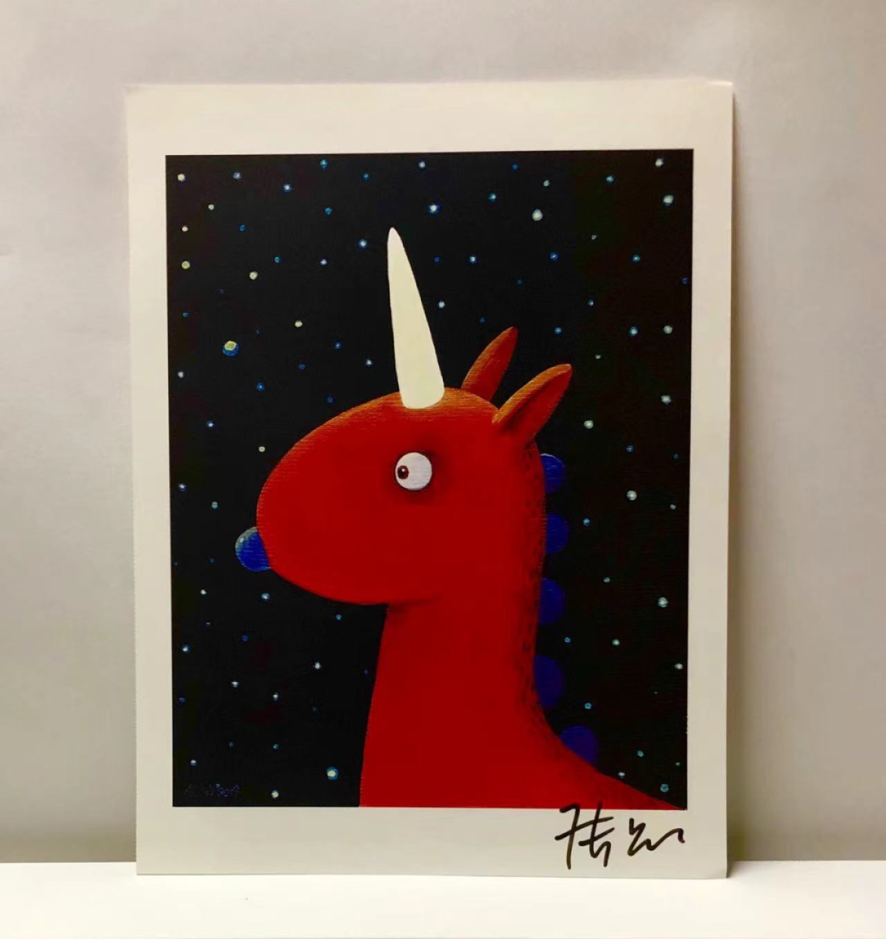 零元拍：艺术家张占占亲笔签名经典红色小熊PUPU复制原画。拍品不含装裱及小熊摆件