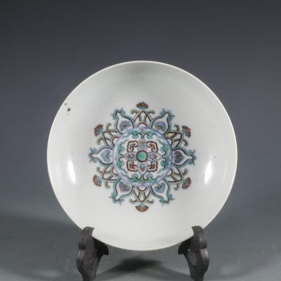 大清雍正年制款 斗彩缠枝莲花卉纹盘尺寸：高3.7cm直径16.9cm - 大清雍正年制款 斗彩缠枝莲花卉纹盘尺寸：高3.7cm直径16.9cm