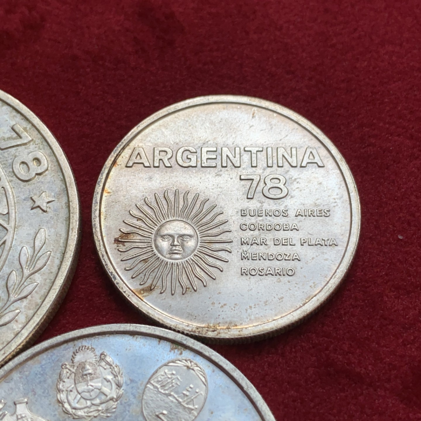 《竞宝斋》第79场-本周日，周一，周四3场拍卖（全场不限金额包邮） 阿根廷1977年世界杯银币1000/2000/3000比索三枚一组 少见品种