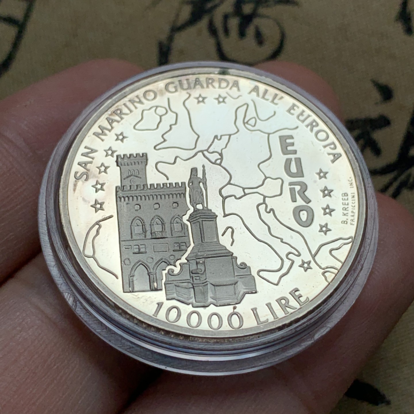 《竞宝斋》第79场-本周日，周一，周四3场拍卖（全场不限金额包邮） 原盒证书 圣马力诺 1996年 欧洲地图 10000里拉 精制大银币 22克 稀少