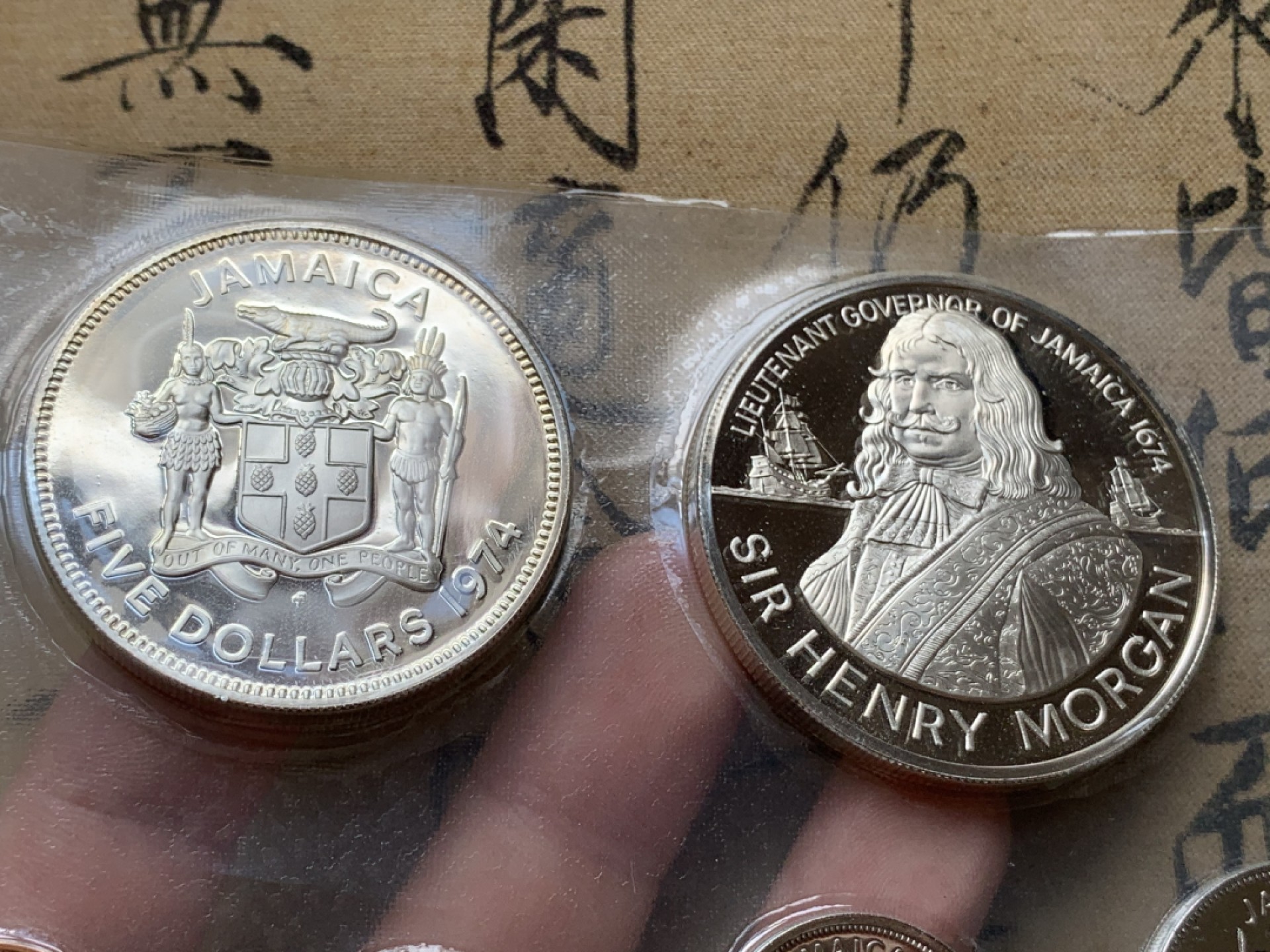 《竞宝斋》第79场-本周日，周一，周四3场拍卖（全场不限金额包邮） 原盒证书 牙买加1974年8枚套 封装套币 两枚大的是925银币 重90克左右