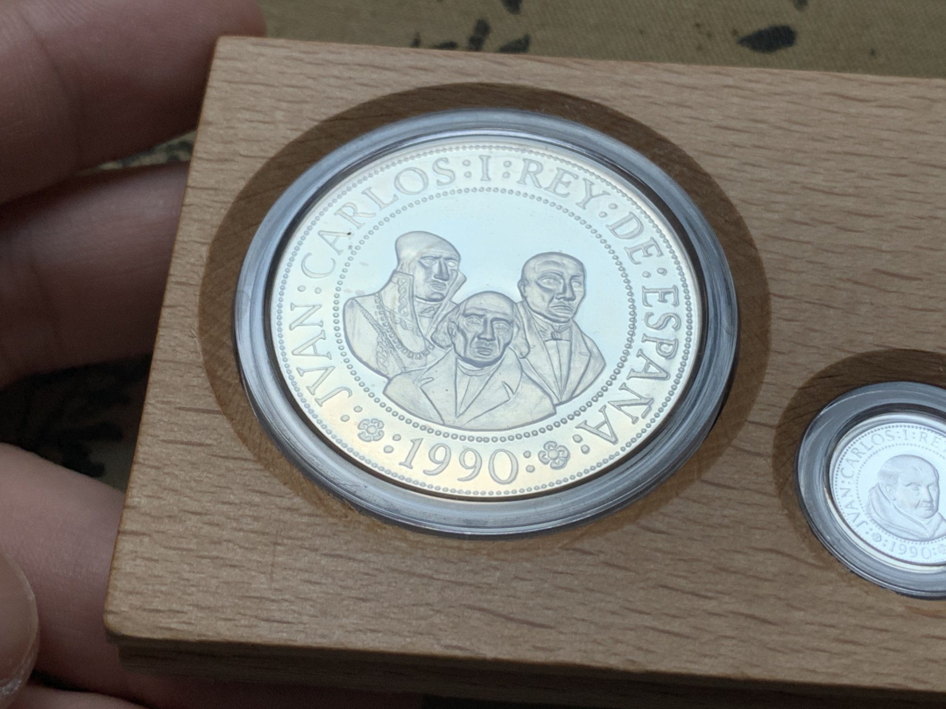 《竞宝斋》第79场-本周日，周一，周四3场拍卖（全场不限金额包邮） 原木盒 西班牙 1990年 五百周年纪念 五枚套 精制银币 非常漂亮