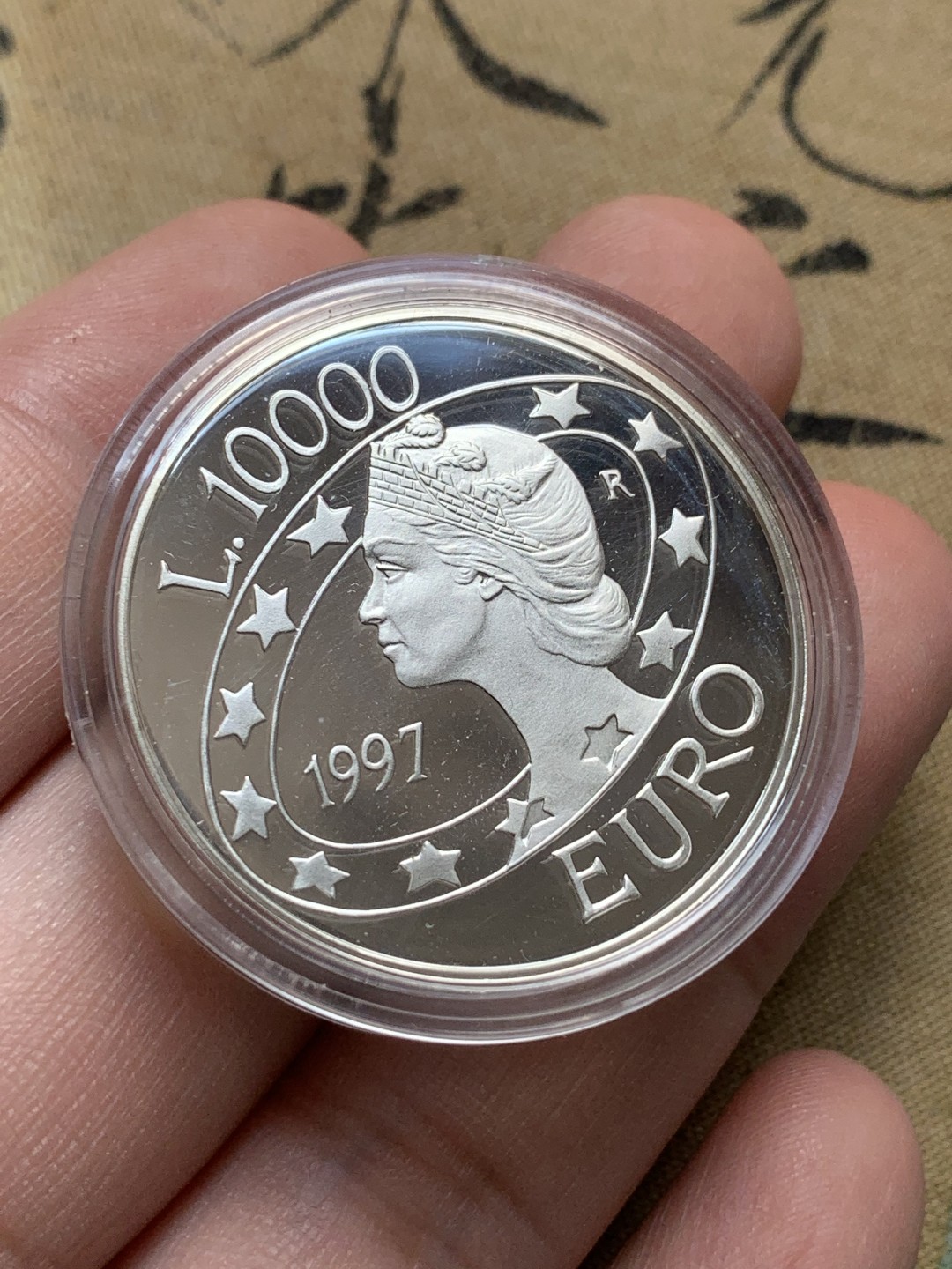 《竞宝斋》第79场-本周日，周一，周四3场拍卖（全场不限金额包邮） 原盒证书 圣马力诺 1997年 欧洲迎接千禧年 10000里拉 精制大银币 稀少