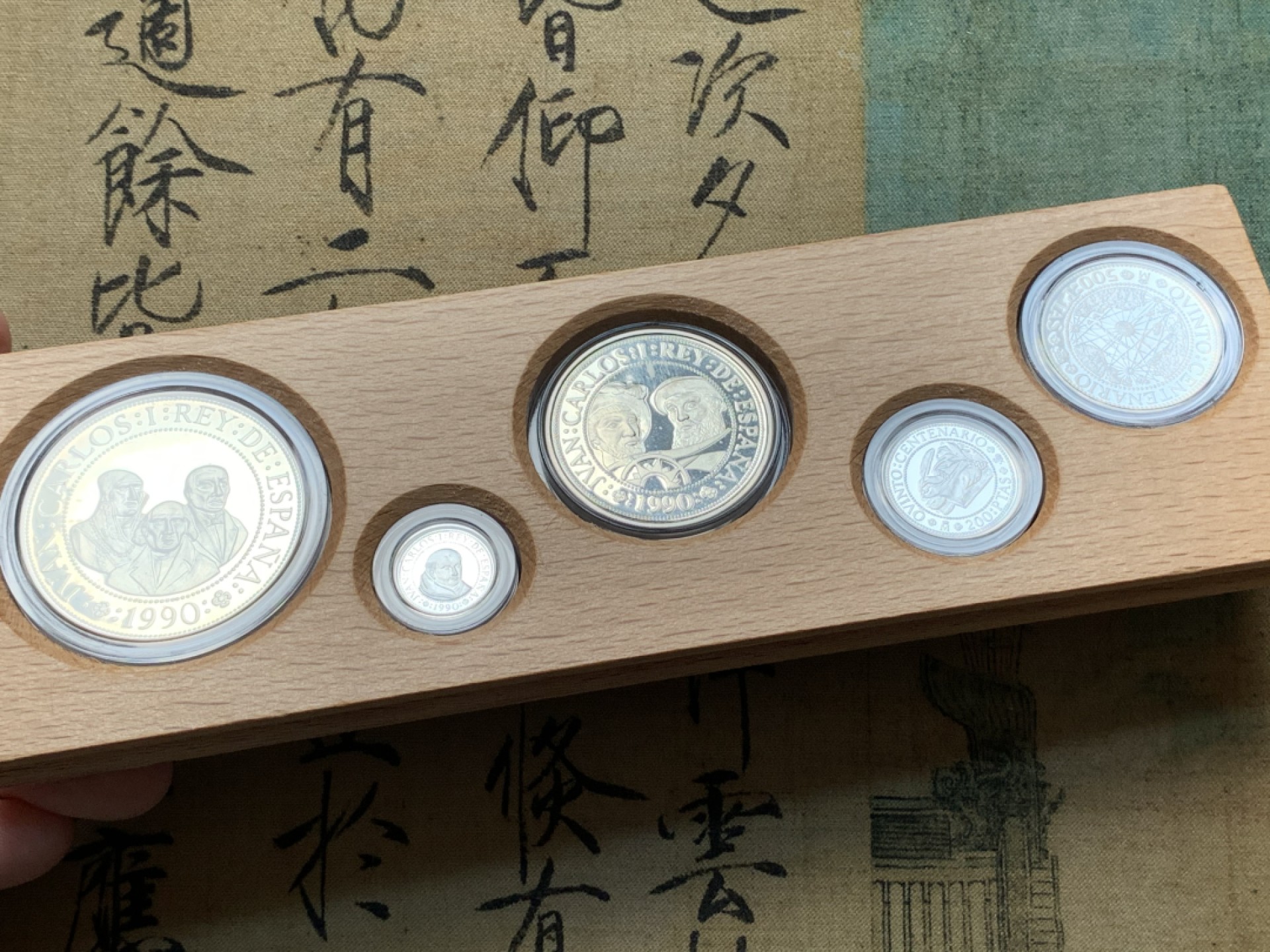 《竞宝斋》第79场-本周日，周一，周四3场拍卖（全场不限金额包邮） 原木盒 西班牙 1990年 五百周年纪念 五枚套 精制银币 非常漂亮
