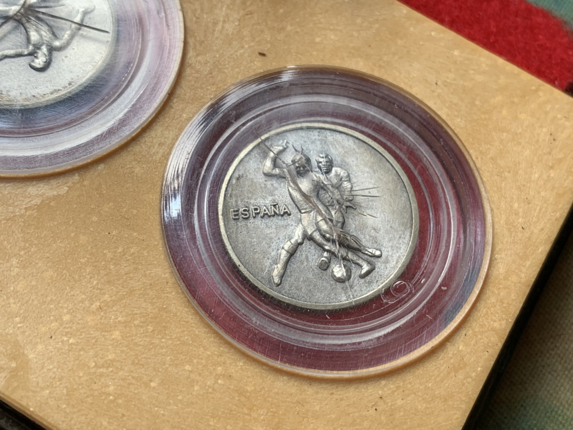 《竞宝斋》第79场-本周日，周一，周四3场拍卖（全场不限金额包邮） 西班牙钱包装 1982年 3枚套 足球纪念章 6克一枚 91.5%的含银量 背面有地球双柱图案