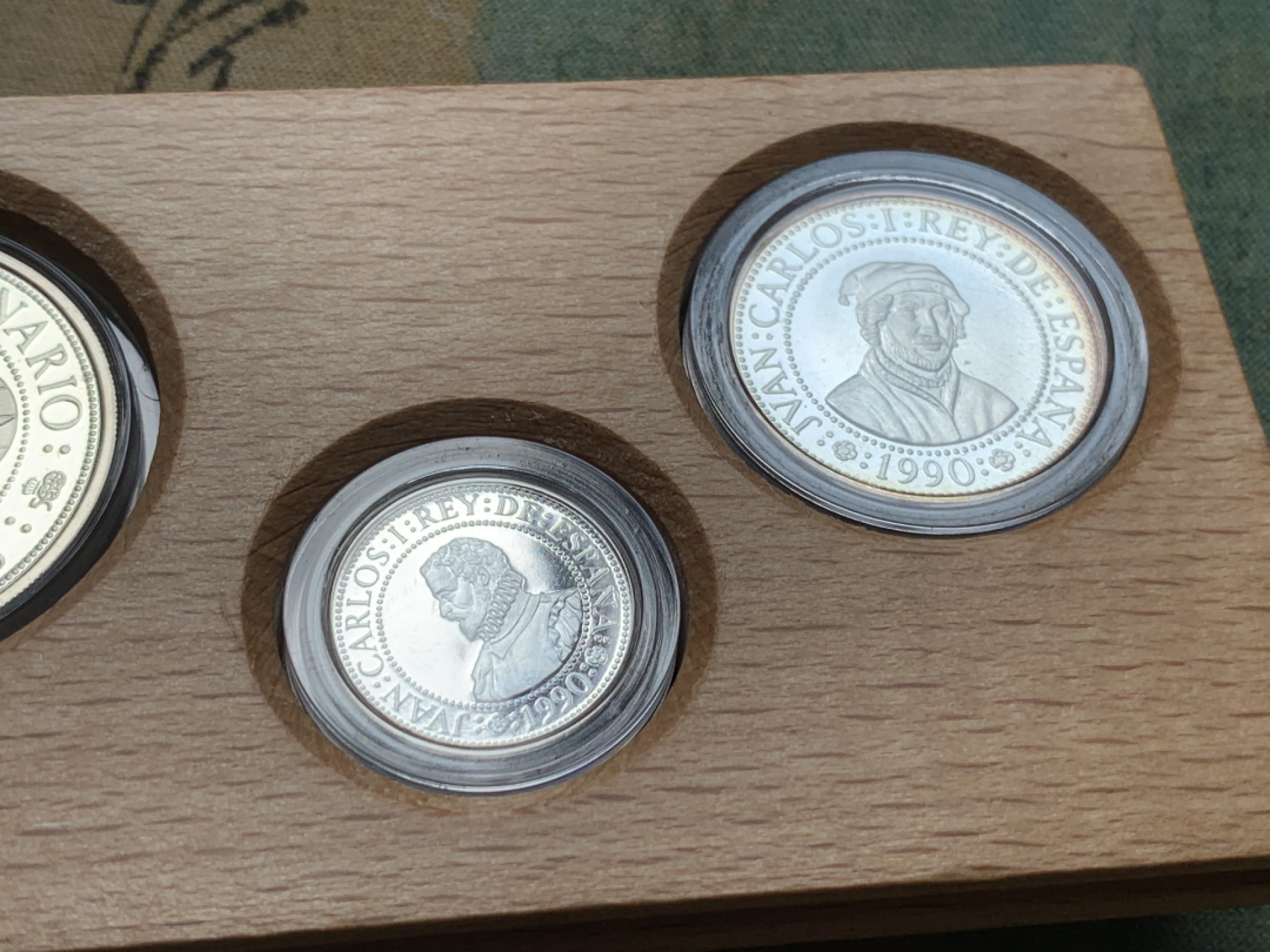 《竞宝斋》第79场-本周日，周一，周四3场拍卖（全场不限金额包邮） 原木盒 西班牙 1990年 五百周年纪念 五枚套 精制银币 非常漂亮