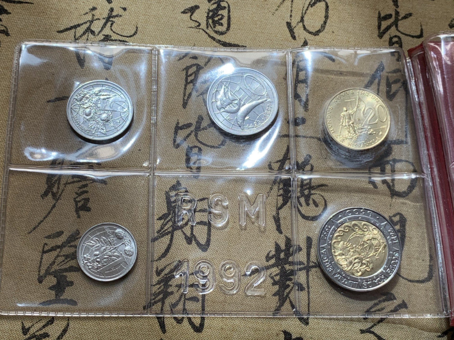 《竞宝斋》第79场-本周日，周一，周四3场拍卖（全场不限金额包邮） 钱包装 圣马力诺 1992年 纪念哥伦布发现新大陆 十枚装套币 其中最大面值1000里拉是银币 完美状态