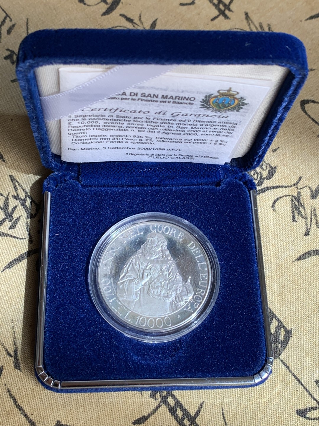 《竞宝斋》第79场-本周日，周一，周四3场拍卖（全场不限金额包邮） 原盒证书 圣马力诺 2000年 纪念建城1700周年 10000里拉精制大银币 22克 稀少