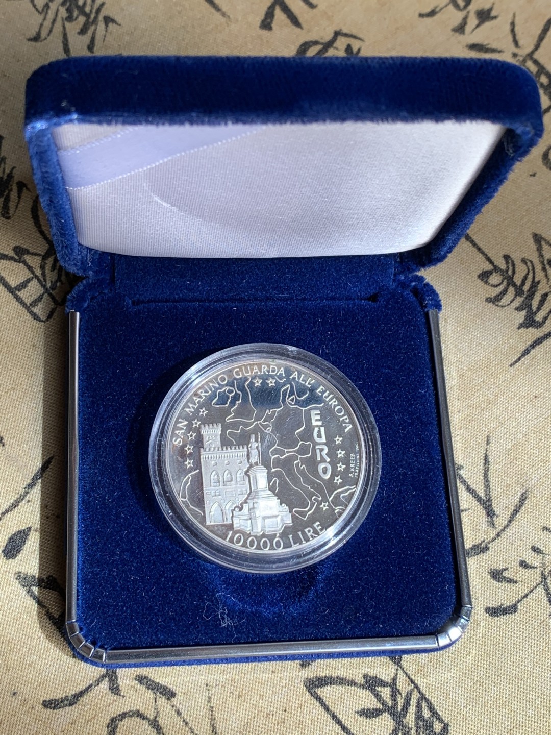 《竞宝斋》第79场-本周日，周一，周四3场拍卖（全场不限金额包邮） 原盒证书 圣马力诺 1996年 欧洲地图 10000里拉 精制大银币 22克 稀少