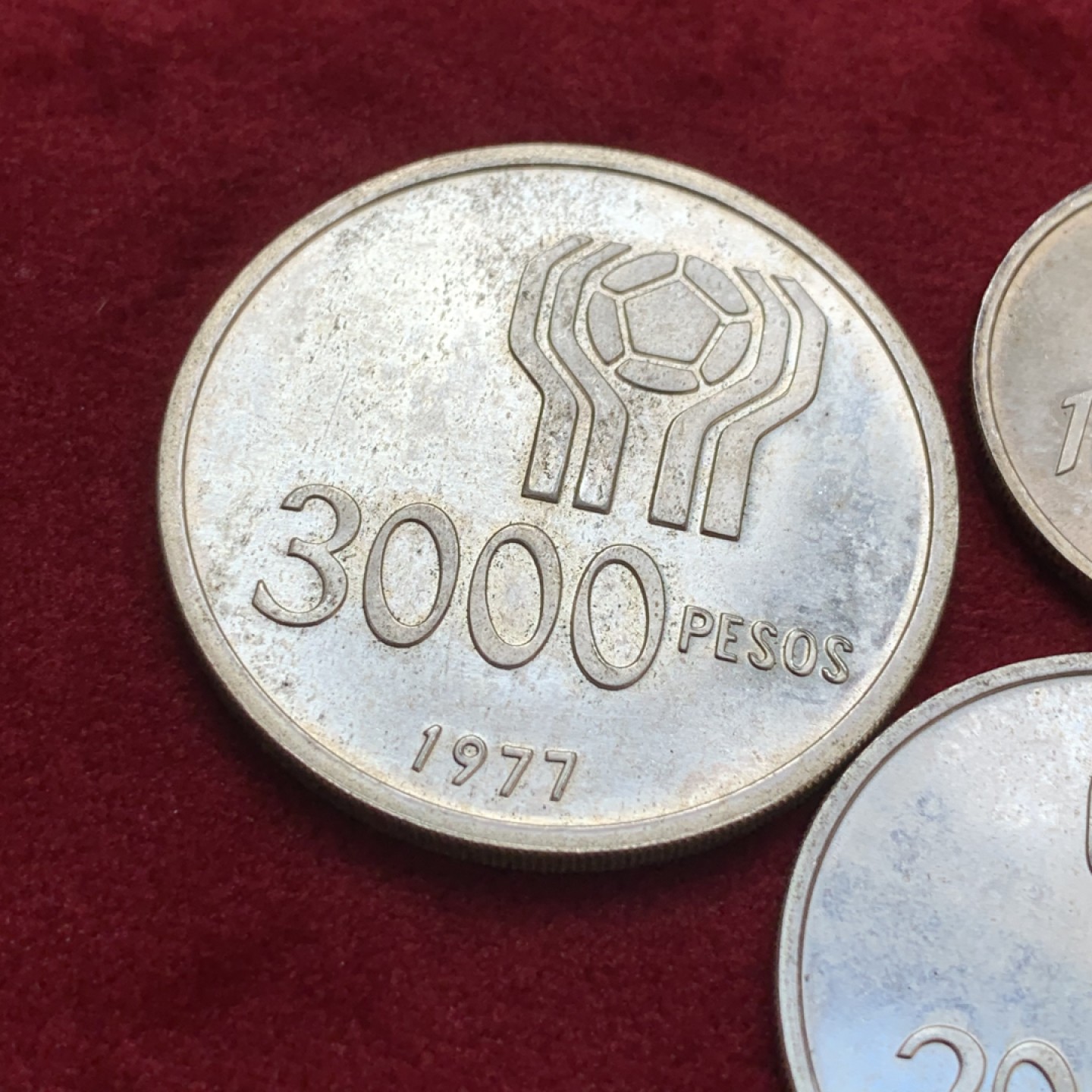 《竞宝斋》第79场-本周日，周一，周四3场拍卖（全场不限金额包邮） 阿根廷1977年世界杯银币1000/2000/3000比索三枚一组 少见品种