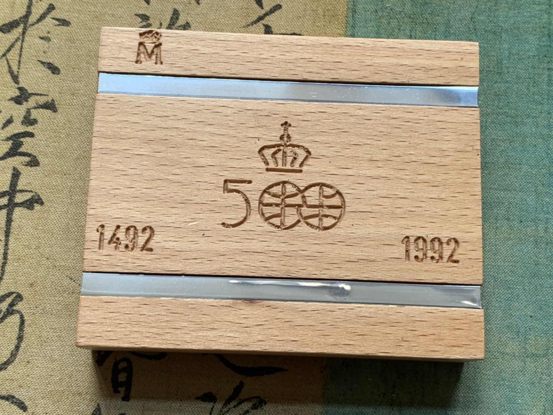 《竞宝斋》第79场-本周日，周一，周四3场拍卖（全场不限金额包邮） 54克 925银 原木盒 西班牙 1989年 五百周年纪念 5000比塞塔 大银币 精制