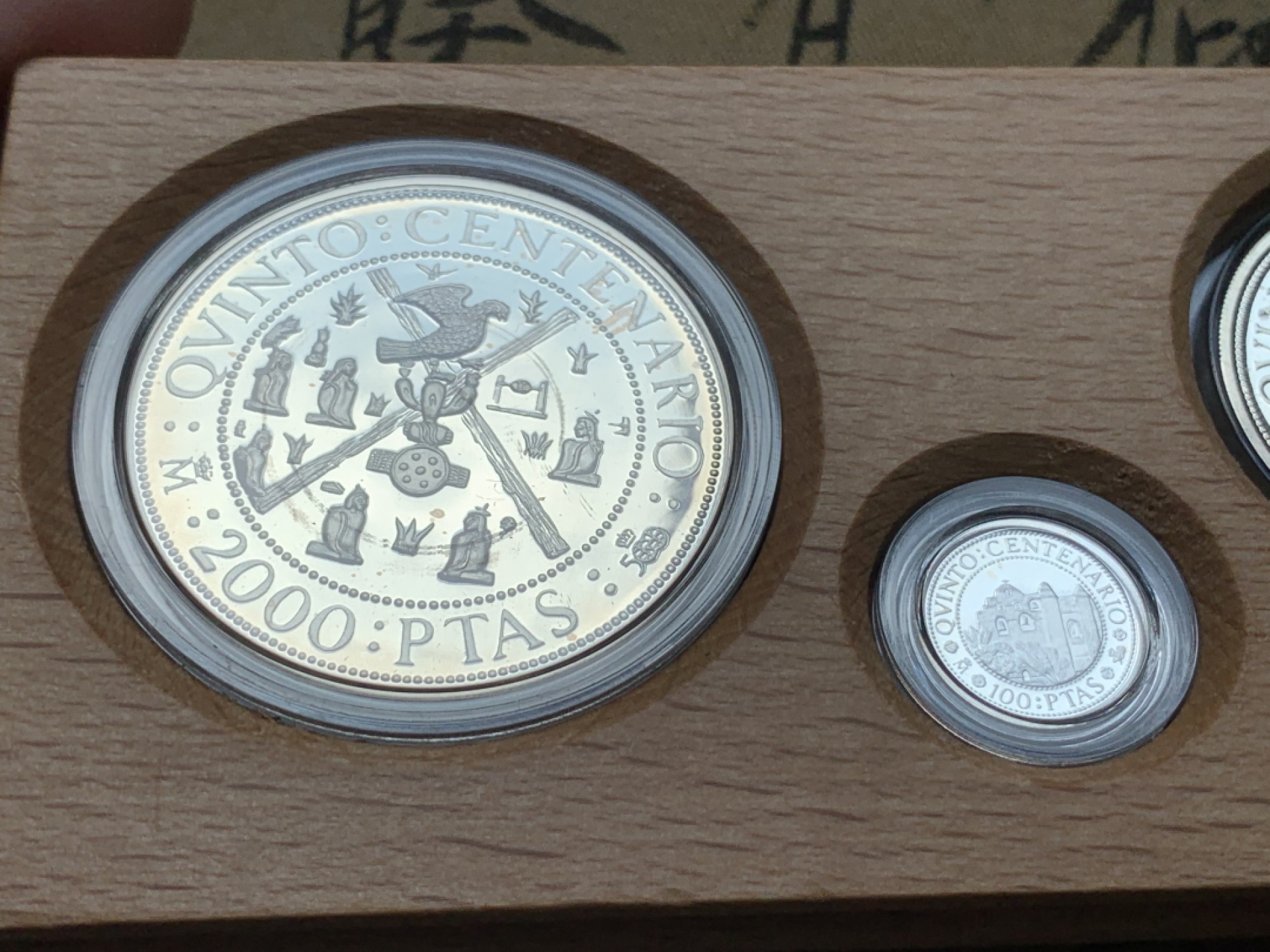 《竞宝斋》第79场-本周日，周一，周四3场拍卖（全场不限金额包邮） 原木盒 西班牙 1990年 五百周年纪念 五枚套 精制银币 非常漂亮