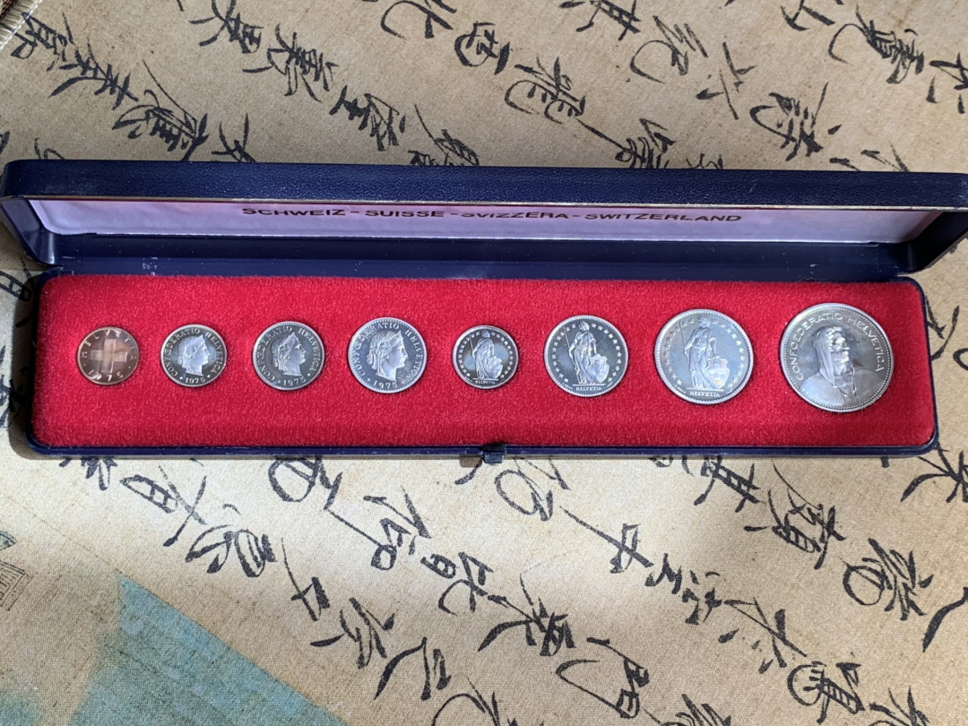 《竞宝斋》第79场-本周日，周一，周四3场拍卖（全场不限金额包邮） 原装 瑞士1975年 早期长盒装 八枚套 精制币 最大面值5法郎 非常少见