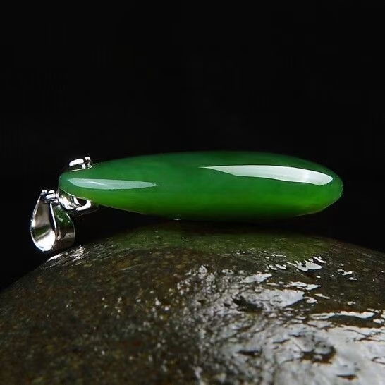 新疆天然玉石【送项链】玉吊坠菠菜绿玉髓坠子冰种通透