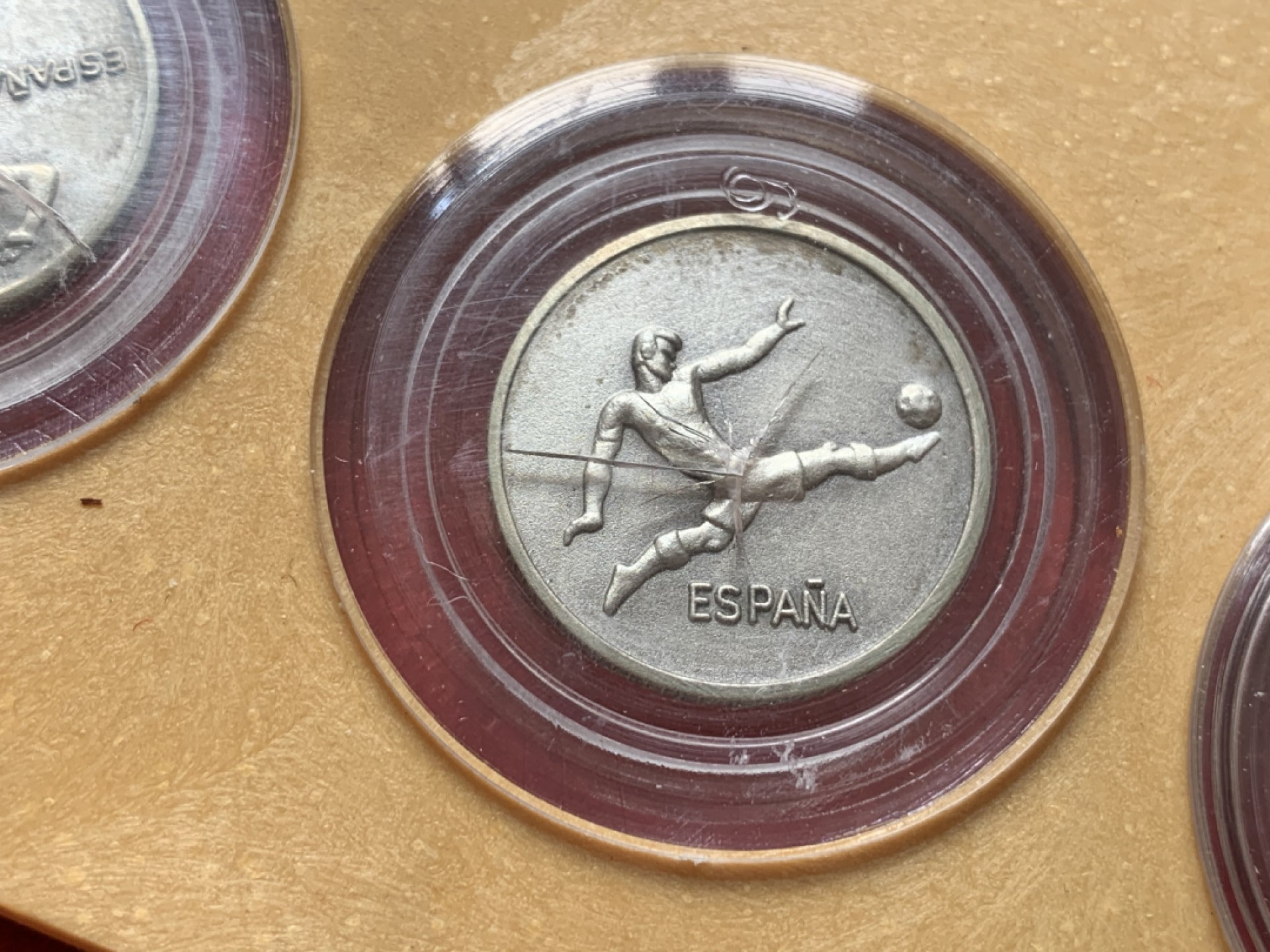 《竞宝斋》第79场-本周日，周一，周四3场拍卖（全场不限金额包邮） 西班牙钱包装 1982年 3枚套 足球纪念章 6克一枚 91.5%的含银量 背面有地球双柱图案