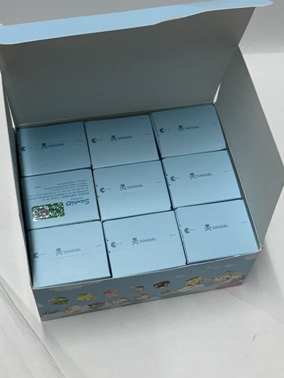 零元拍：tokidoki淘奇多奇LUCKY CLUB金属盲盒徽章可爱卡通胸针潮流摆件卡通可爱的三丽鸥独角兽徽章，盲盒大套共九只，全新未拆 - 零元拍：tokidoki淘奇多奇LUCKY CLUB金属盲盒徽章可爱卡通胸针潮流摆件卡通可爱的三丽鸥独角兽徽章，盲盒大套共九只，全新未拆