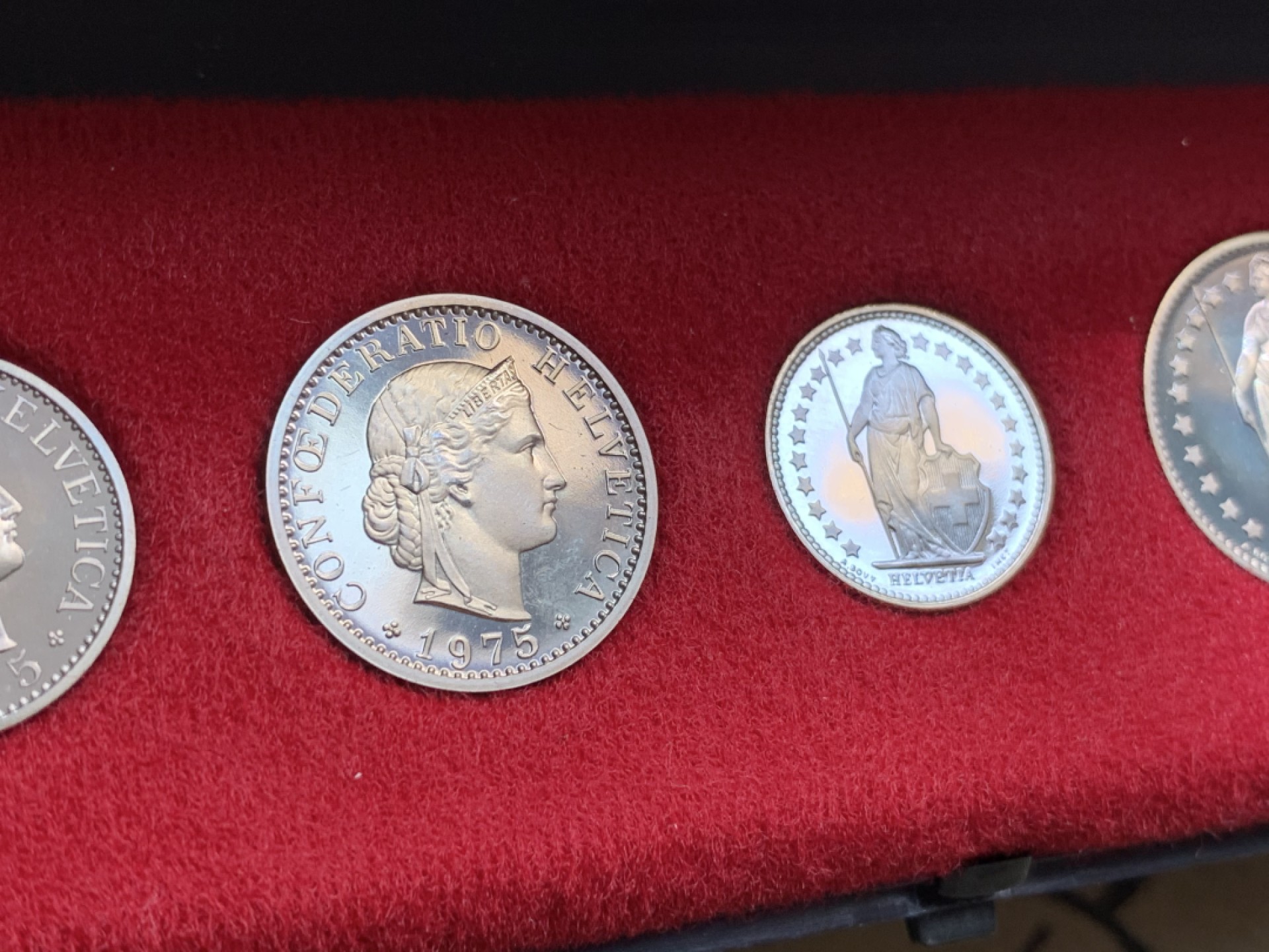 《竞宝斋》第79场-本周日，周一，周四3场拍卖（全场不限金额包邮） 原装 瑞士1975年 早期长盒装 八枚套 精制币 最大面值5法郎 非常少见