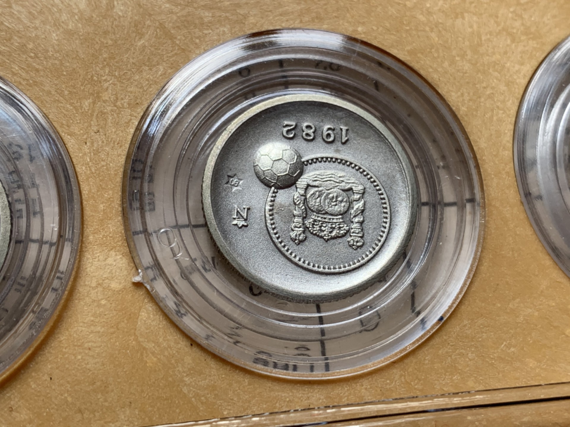 《竞宝斋》第79场-本周日，周一，周四3场拍卖（全场不限金额包邮） 西班牙钱包装 1982年 3枚套 足球纪念章 6克一枚 91.5%的含银量 背面有地球双柱图案