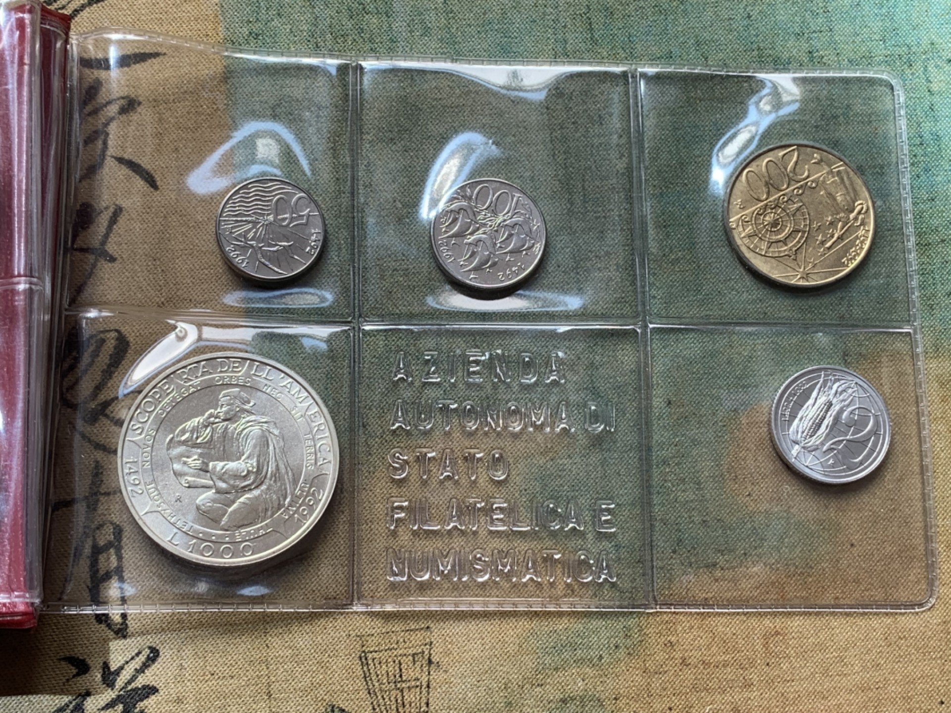 《竞宝斋》第79场-本周日，周一，周四3场拍卖（全场不限金额包邮） 钱包装 圣马力诺 1992年 纪念哥伦布发现新大陆 十枚装套币 其中最大面值1000里拉是银币 完美状态