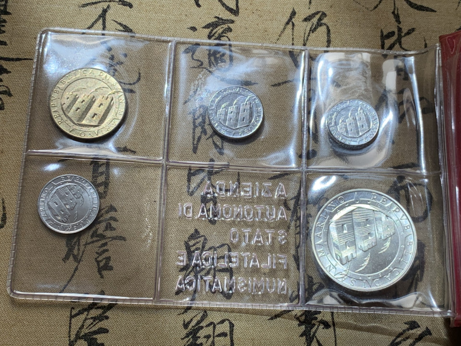 《竞宝斋》第79场-本周日，周一，周四3场拍卖（全场不限金额包邮） 钱包装 圣马力诺 1992年 纪念哥伦布发现新大陆 十枚装套币 其中最大面值1000里拉是银币 完美状态