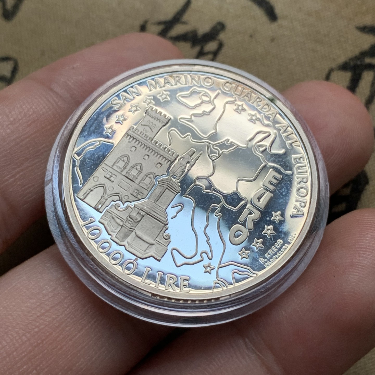 《竞宝斋》第79场-本周日，周一，周四3场拍卖（全场不限金额包邮） 原盒证书 圣马力诺 1996年 欧洲地图 10000里拉 精制大银币 22克 稀少