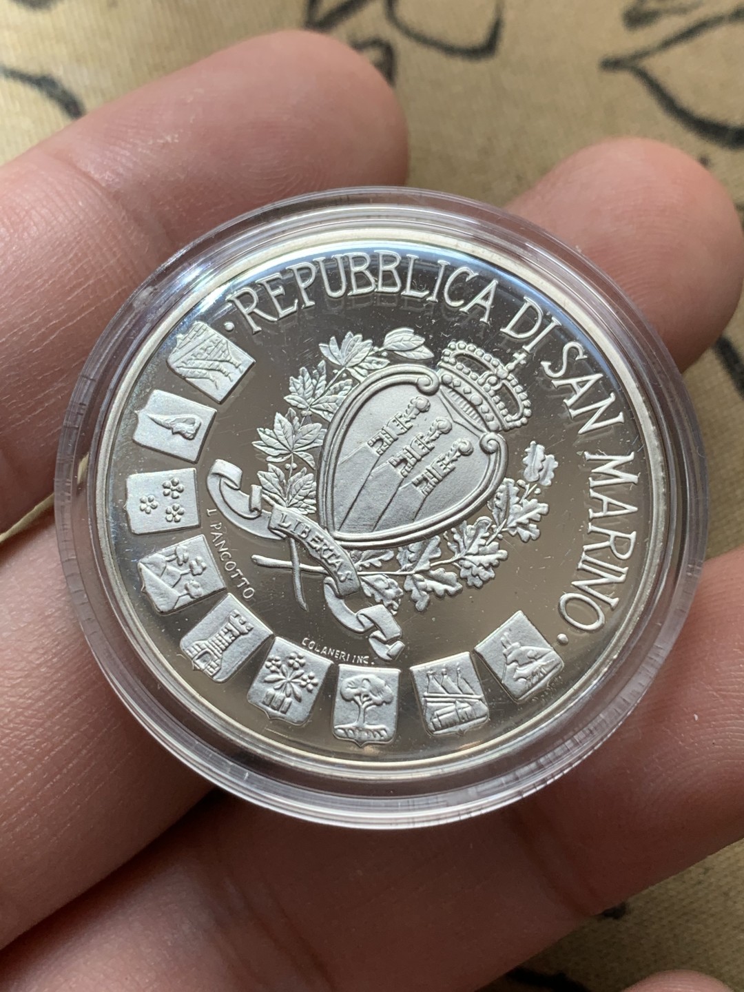 《竞宝斋》第79场-本周日，周一，周四3场拍卖（全场不限金额包邮） 原盒证书 圣马力诺 1997年 欧洲迎接千禧年 10000里拉 精制大银币 稀少