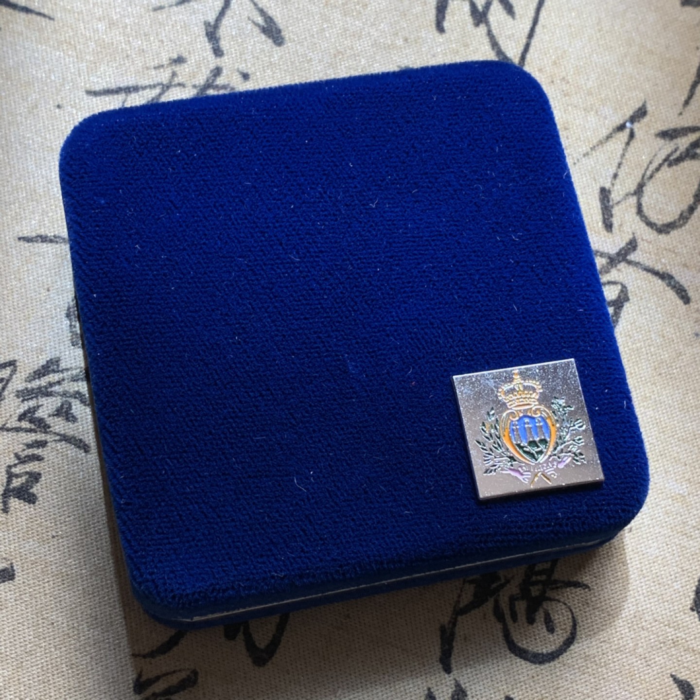 《竞宝斋》第79场-本周日，周一，周四3场拍卖（全场不限金额包邮） 原盒证书 圣马力诺 1996年 欧洲地图 10000里拉 精制大银币 22克 稀少