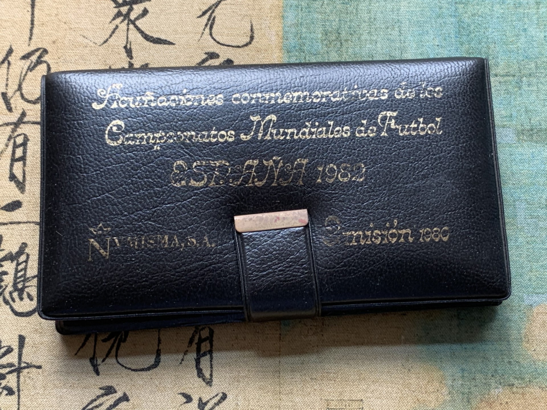 《竞宝斋》第79场-本周日，周一，周四3场拍卖（全场不限金额包邮） 西班牙钱包装 1982年 3枚套 足球纪念章 6克一枚 91.5%的含银量 背面有地球双柱图案