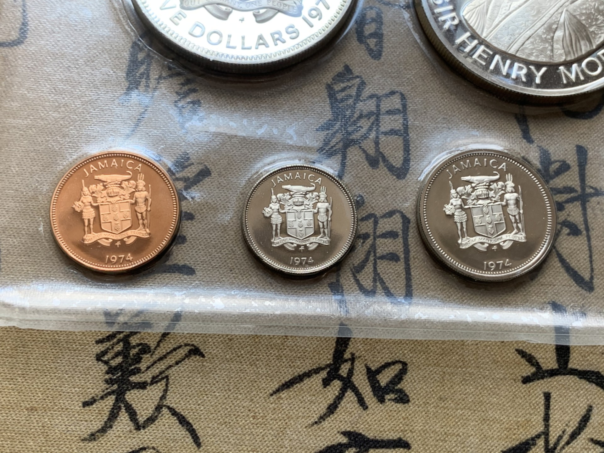 《竞宝斋》第79场-本周日，周一，周四3场拍卖（全场不限金额包邮） 原盒证书 牙买加1974年8枚套 封装套币 两枚大的是925银币 重90克左右