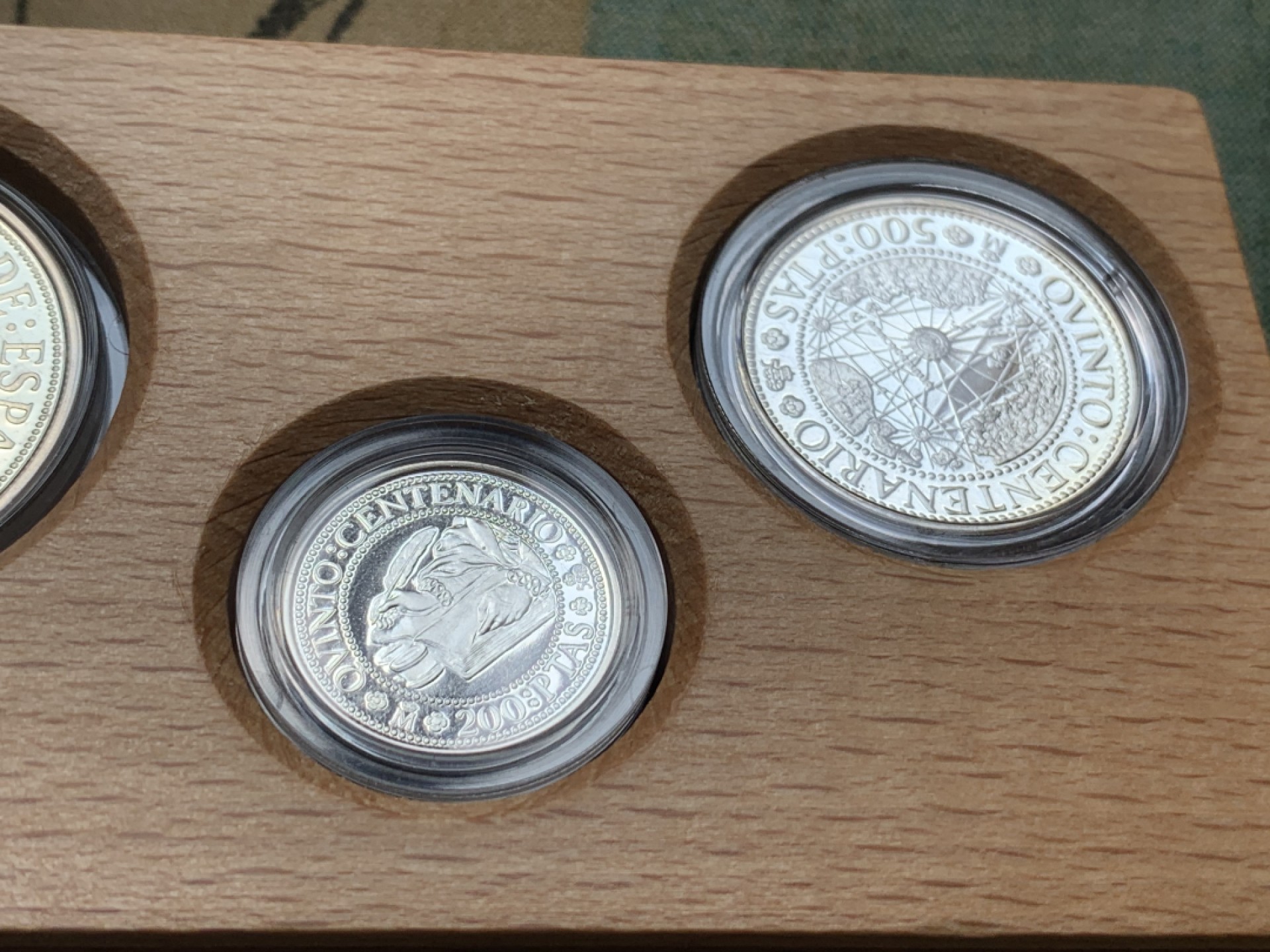 《竞宝斋》第79场-本周日，周一，周四3场拍卖（全场不限金额包邮） 原木盒 西班牙 1990年 五百周年纪念 五枚套 精制银币 非常漂亮