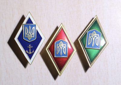 大猫徽章拍卖第198期 - 乌克兰九十年代初 内务部，边防军，海军高等军校校徽 铜质