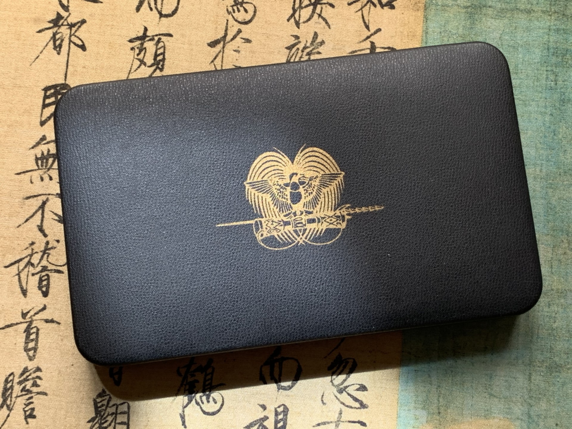 《竞宝斋》第79场-本周日，周一，周四3场拍卖（全场不限金额包邮） 巴布亚新几内亚1976年精制套币含27.6克和41.6克大银币2枚