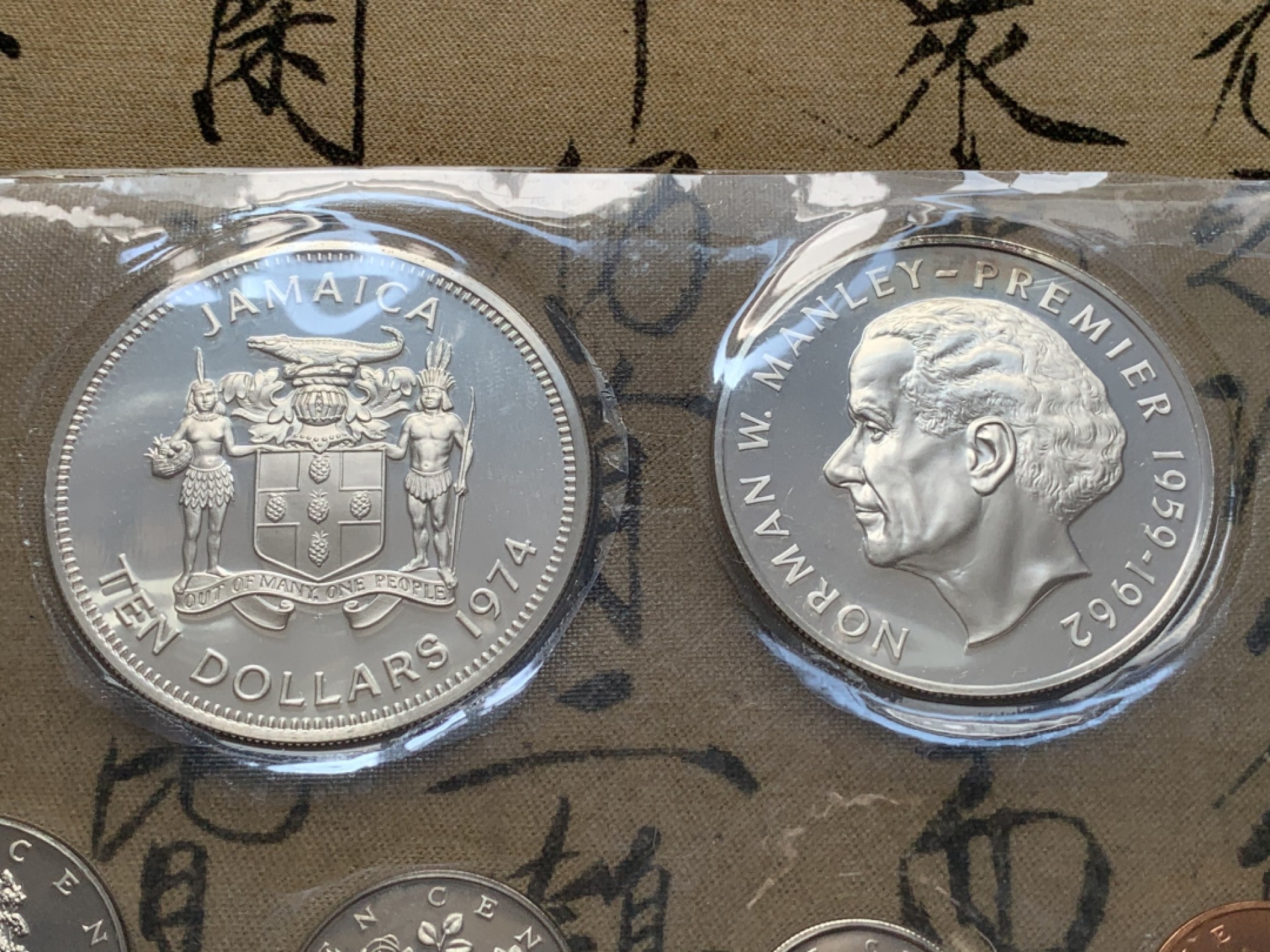 《竞宝斋》第79场-本周日，周一，周四3场拍卖（全场不限金额包邮） 原盒证书 牙买加1974年8枚套 封装套币 两枚大的是925银币 重90克左右