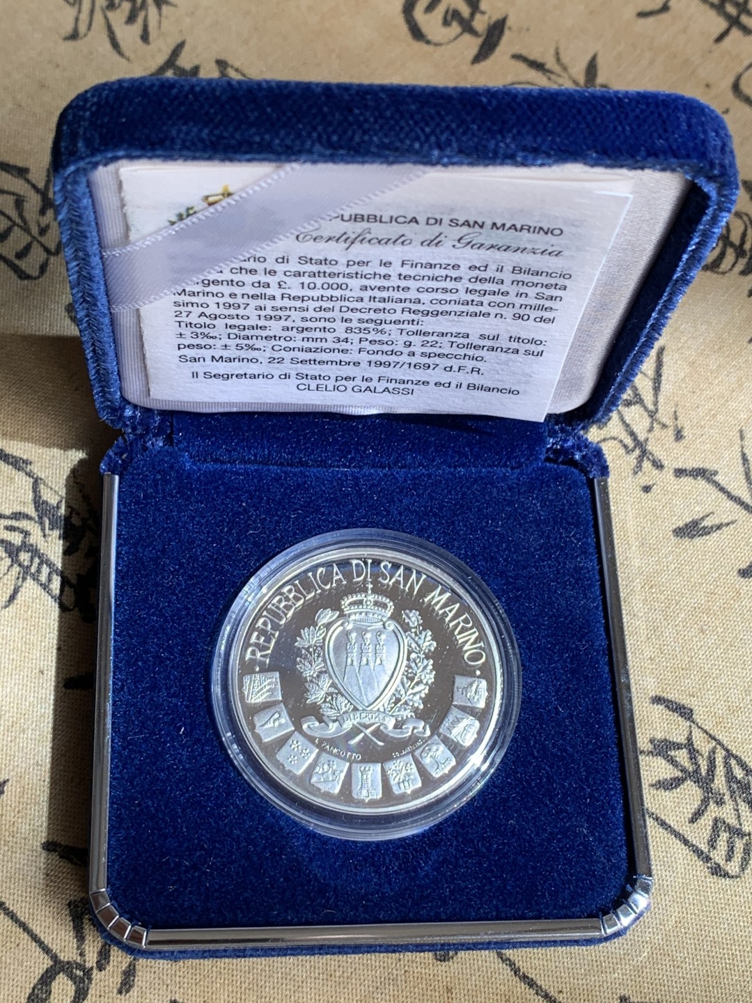 《竞宝斋》第79场-本周日，周一，周四3场拍卖（全场不限金额包邮） 原盒证书 圣马力诺 1997年 欧洲迎接千禧年 10000里拉 精制大银币 稀少