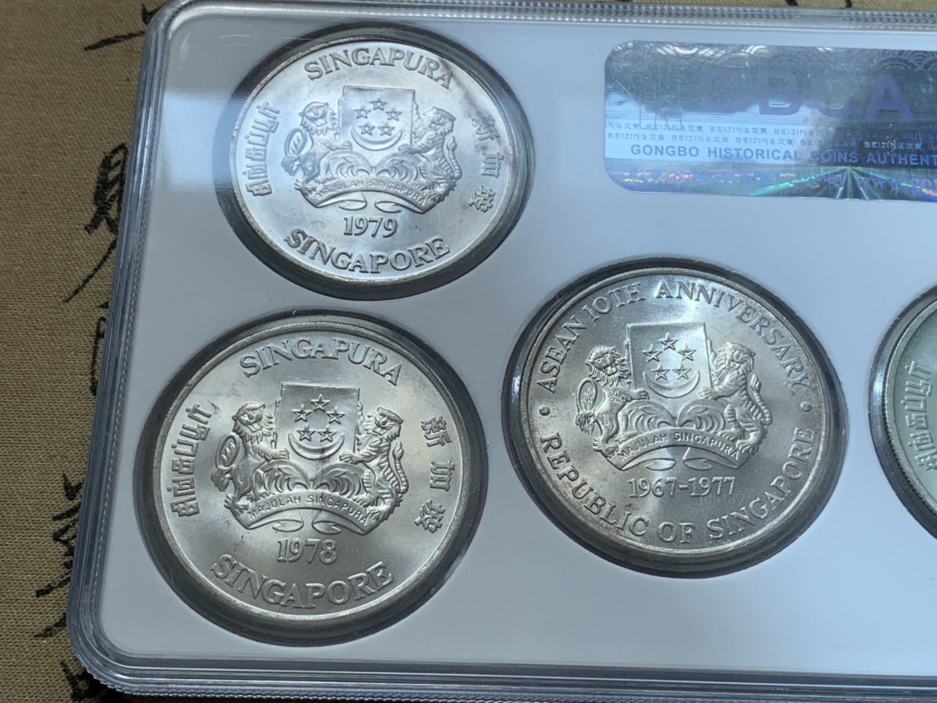 《竞宝斋》第79场-本周日，周一，周四3场拍卖（全场不限金额包邮） 新加坡盎司级大银币6枚高档公博套装，银币总重186克左右