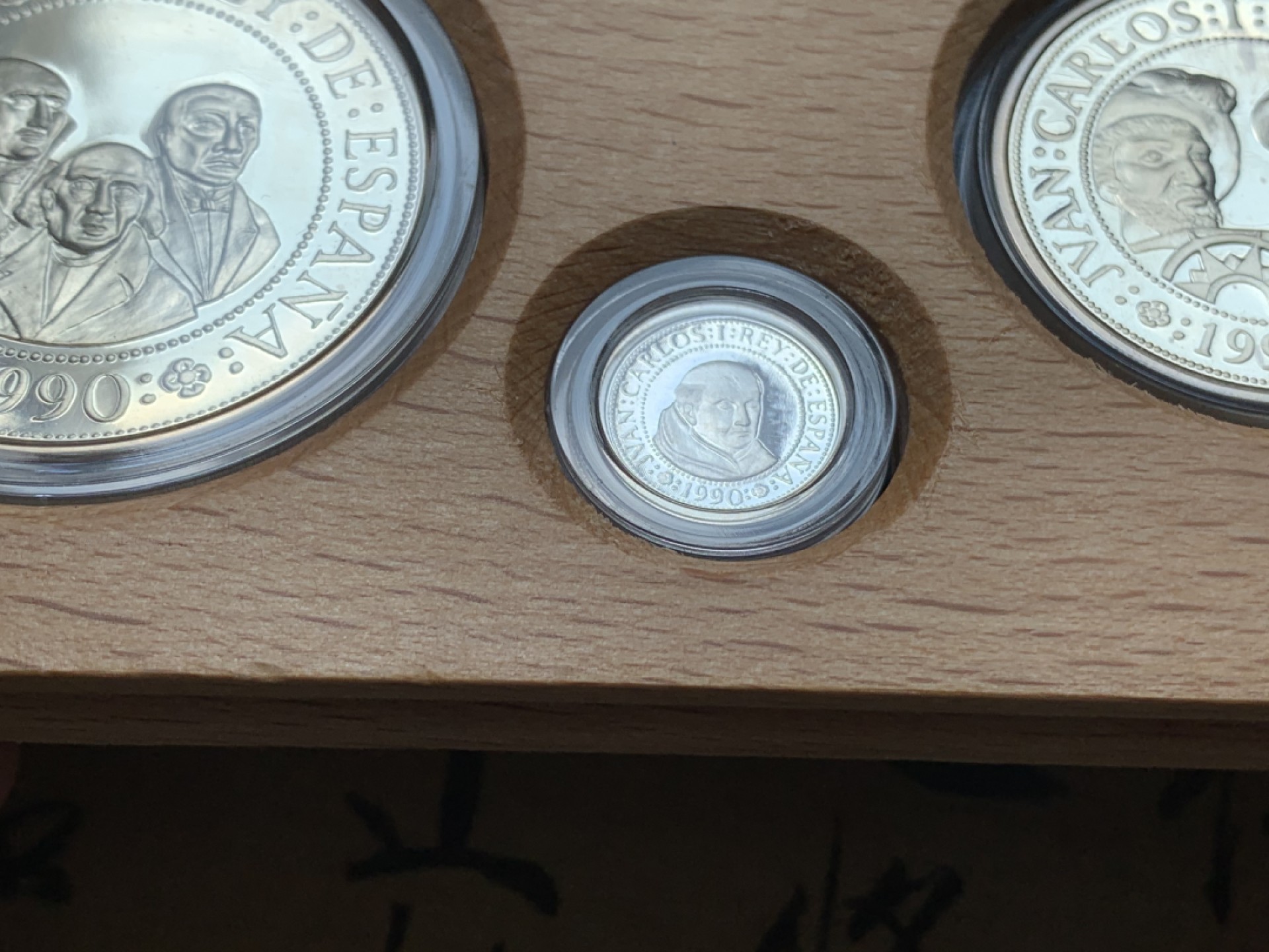 《竞宝斋》第79场-本周日，周一，周四3场拍卖（全场不限金额包邮） 原木盒 西班牙 1990年 五百周年纪念 五枚套 精制银币 非常漂亮