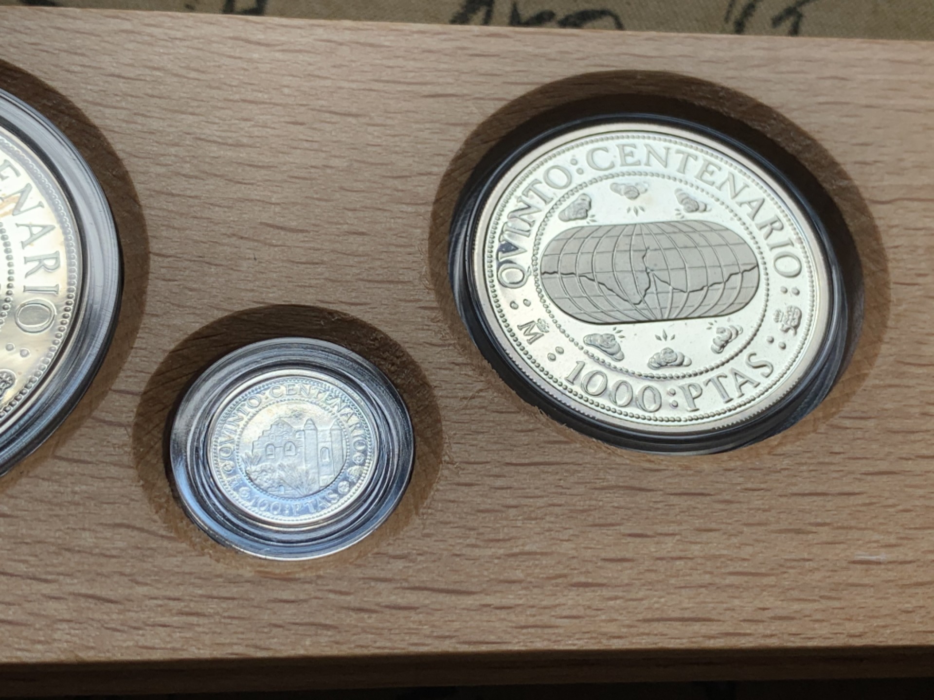 《竞宝斋》第79场-本周日，周一，周四3场拍卖（全场不限金额包邮） 原木盒 西班牙 1990年 五百周年纪念 五枚套 精制银币 非常漂亮