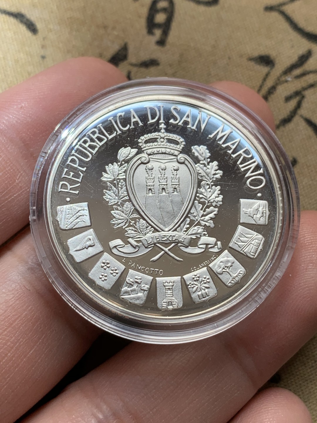 《竞宝斋》第79场-本周日，周一，周四3场拍卖（全场不限金额包邮） 原盒证书 圣马力诺 1997年 欧洲迎接千禧年 10000里拉 精制大银币 稀少