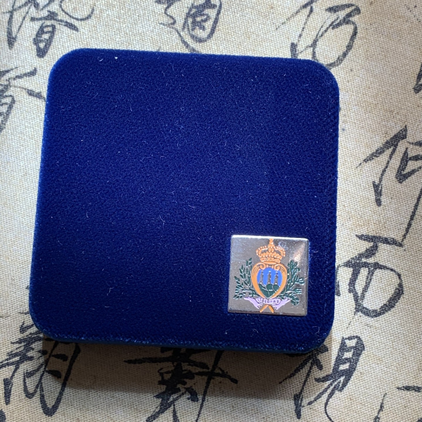 《竞宝斋》第79场-本周日，周一，周四3场拍卖（全场不限金额包邮） 原盒证书 圣马力诺 1997年 欧洲迎接千禧年 10000里拉 精制大银币 稀少