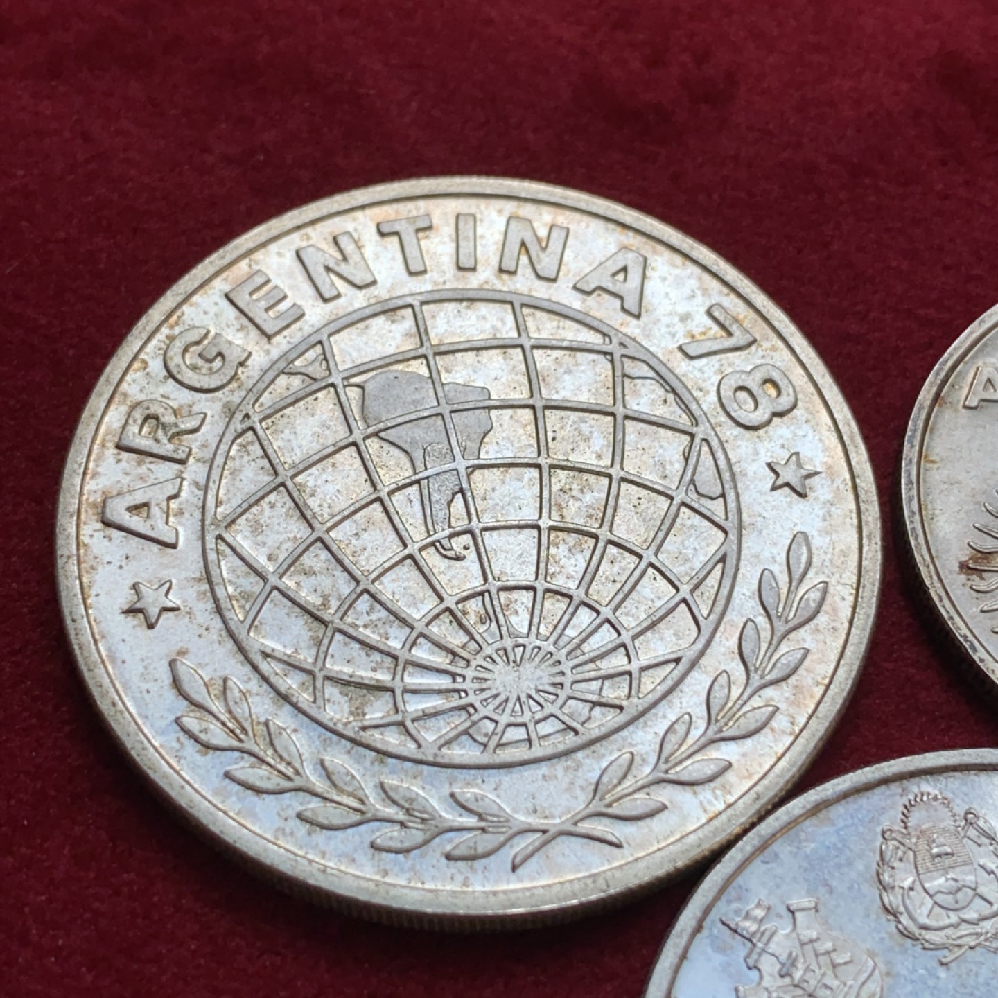 《竞宝斋》第79场-本周日，周一，周四3场拍卖（全场不限金额包邮） 阿根廷1977年世界杯银币1000/2000/3000比索三枚一组 少见品种