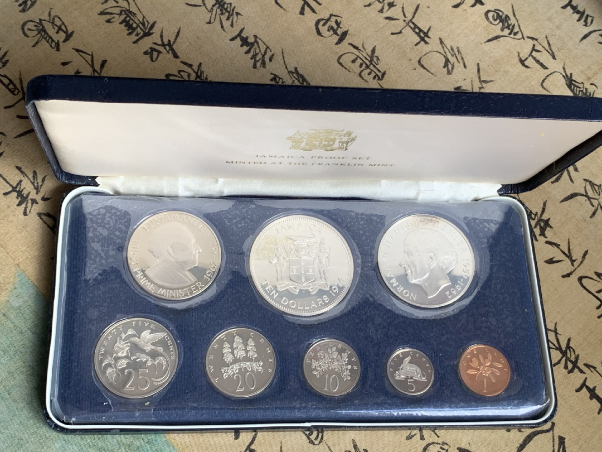 《竞宝斋》第79场-本周日，周一，周四3场拍卖（全场不限金额包邮） 原盒证书 牙买加1974年8枚套 封装套币 两枚大的是925银币 重90克左右